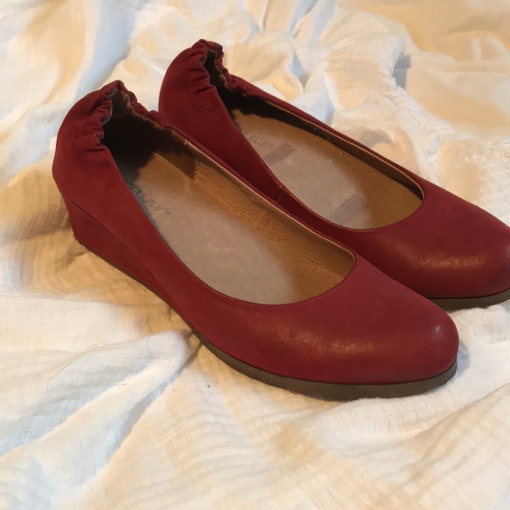 - Burgundy Chocolate Blu Wedges